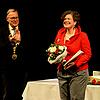 Oberbürgermeister Andreas Starke applaudiert Nora Gomringer. Sie ist neue Preisträgerin des E.T.A-Hoffmann-Preises. Oberbürgermeister Andreas Starke applaudiert Nora Gomringer. Sie ist neue Preisträgerin des E.T.A-Hoffmann-Preises.
