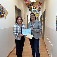 Johanna Laubender-Heid zusammen mit Hopizleitung Beate Neumeister vom Kinderhospiz Bamberg