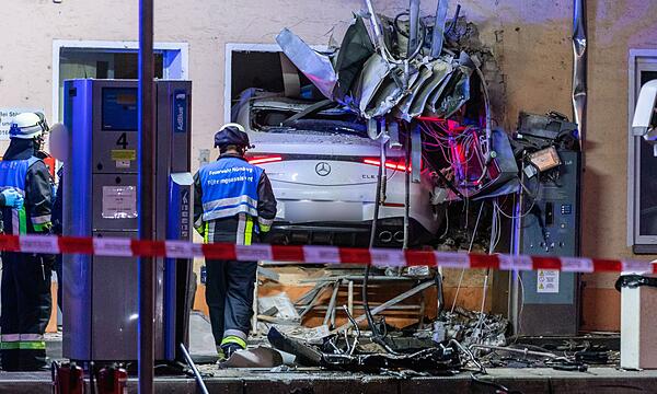 Auto kracht in Tankstelle
