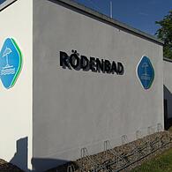 Die Stadt beteiligt sich demnach mit 860.000 Euro an den Kosten des Rödenbad getauften Hallenbades.