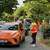 Schüler sprechen in Herzogenaurach Eltern in den Fahrzeugen an.