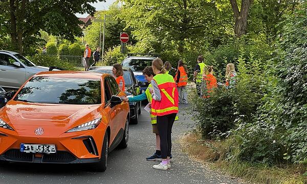 Schüler sprechen in Herzogenaurach Eltern in den Fahrzeugen an.