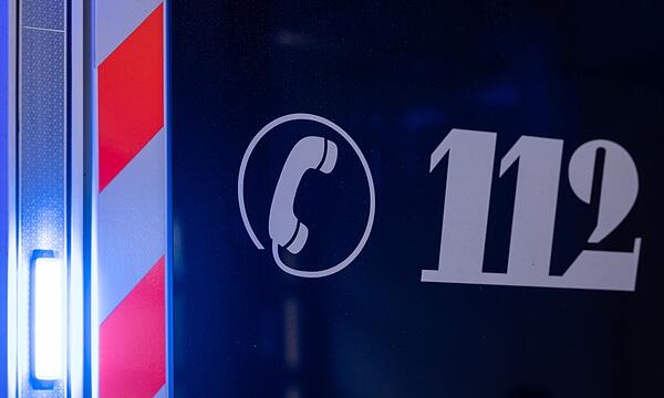 Die Notfallnummer 112 steht auf einem Rettungswagen