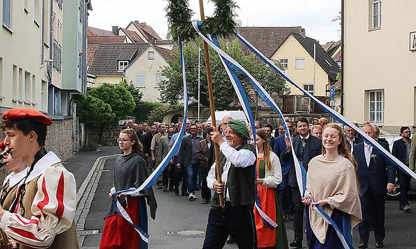 Mit Musik ging es durch die Staat zur Alten Aula.