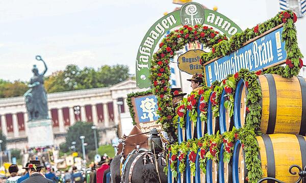 Die Kutsche der Augustiner-Brauerei bei einem Trachten- und Schützenumzug auf dem Oktoberfest in München. Seit März 2024 gibt es nun auch ein alkoholfreies Augustiner.