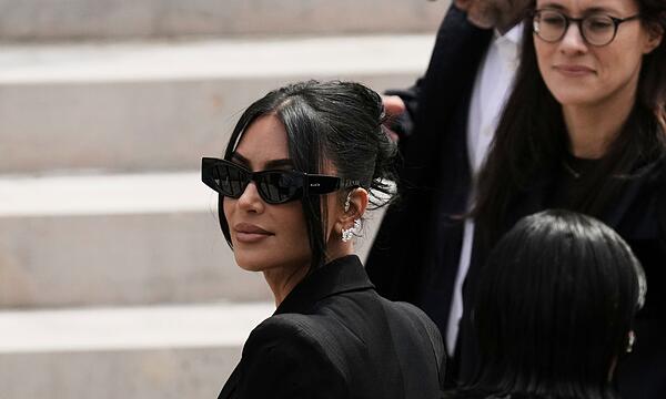 Kardashian sagt zu Überfall in Paris vor Gericht aus