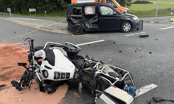 Ein Motorradfahrer wird bei Untersteinach schwer verletzt.