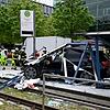 Auto fährt in Haltestelle