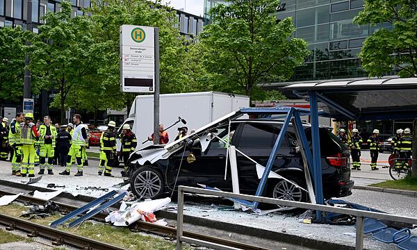Auto fährt in Haltestelle