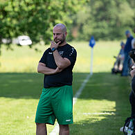 Der Knetzgauer Trainer Matthias Hardt bleibt mit seiner Mannschaft in der A-Klasse.