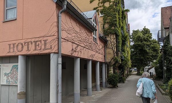 Geht es nach den Plänen der Beruflichen Fortbildungszentren der Bayerischen Wirtschaft (bfz) gGmbH, dann ziehen ins ehemalige Hotel „Kronengarten" schon bald Pflegeazubis ein. Nebendran soll gar eine neue Schule entstehen.