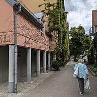 Geht es nach den Plänen der Beruflichen Fortbildungszentren der Bayerischen Wirtschaft (bfz) gGmbH, dann ziehen ins ehemalige Hotel „Kronengarten" schon bald Pflegeazubis ein. Nebendran soll gar eine neue Schule entstehen.