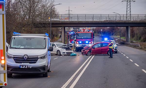 Auf dem Berliner Ring in Bamberg ist es am Mittwoch (11.12.2024) zwischen den Kreuzungen Zollnerstraße und Pödeldorfer Straße zu einem Zusammenstoß zwischen zwei Autos und einem Kleintransporter gekommen.