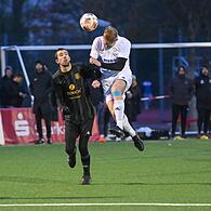 Der Ketschendorfer Spielertrainer Moritz Mönch per Kopf beim Kreisligaspiel  gegen den TSV Oberlauter:  Er weiß, dass er und seine Mannschaft eine schwere Hypothek in das Relegationsspiel gegen den TSV Scherneck mitbringen.