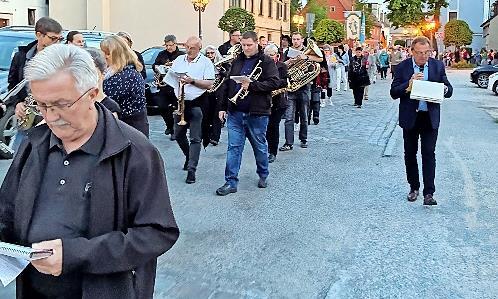 Der lange Zug reichte über die ganze Steinwegstraße hinweg durch das Stadttor bis zurück zum Marktplatz.