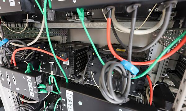 Bahn nutzt Stromspeicher aus alten E-Auto-Batterien