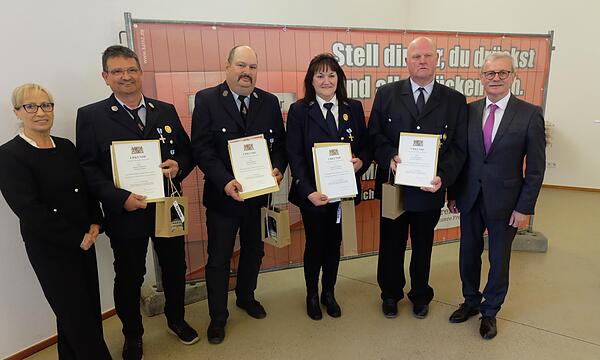 Für 40 Jahre Feuerwehrdienst wurden vom stellvertretenden Landrat Gotthard Schlereth (rechts) und Bürgermeisterin Judith Dekant geehrt (von links): Egon Schubert, Klaus Pfaab, Ingrid Günther und Bernd Klöffel.