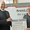 Die Übergabe des Spendenschecks, im Bild Pfarrer Wolfgang Dettenthaler und Steffen Halder.