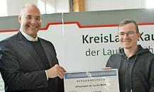 Die Übergabe des Spendenschecks, im Bild Pfarrer Wolfgang Dettenthaler und Steffen Halder.