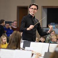 Der neue Orchesterleiter Lionel Heilmann in Aktion.