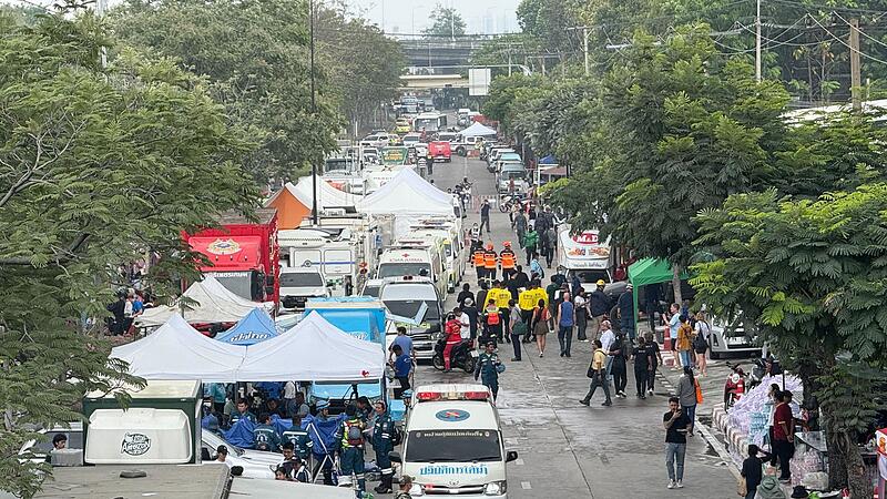 Zelte in einer Straße nach Erdbeben in Thailand