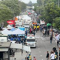 Zelte in einer Straße nach Erdbeben in Thailand