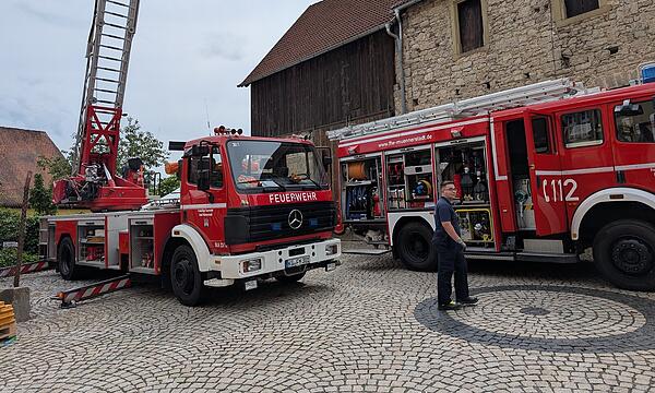 "Das Hubrettungsfahrzeug DLK" wurde mit dem der Berichterstatter in die Höhe gefahren. "Pilot" war Feuerwehrmann Alex Scheiermann.