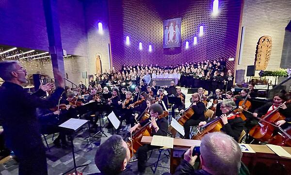 Machtvoll vereinigen sich Chor und Orchester am Ende des Konzerts zu Händels „Halleluja“ im Chorraum der Kirche Verklärung Christi.