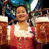 Eine Bedienung im Dirndl serviert Bier des "Drei-Kronen-Brauhauses" in China: Die Ursprünge der Marke liegen im kleinen Scheßlitzer Ort Straßgiech im Landkreis Bamberg
