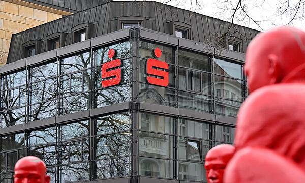 Die Sparkasse Bamberg muss bei einigen gekündigten Prämiensparern nachzahlen – in einem Fall knapp 13.000 Euro. Die Sparkasse Bamberg muss bei einigen gekündigten Prämiensparern nachzahlen – in einem Fall knapp 13.000 Euro.