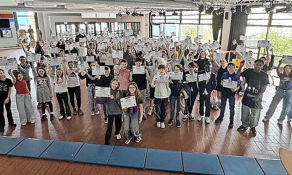 Die Schüler erhielten ihre Englisch-Zertifikate.