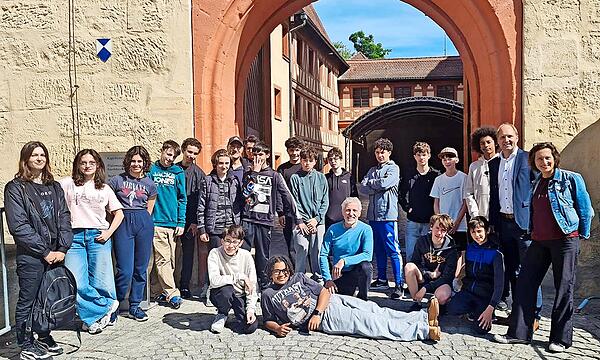 Die Betreuer auf französischer Seite, Nicolas Foltz und Jean-Pierre Hygounet, Partnerschaftsbeauftragter und Stadtrat Ulrich Schürr, Organisatorin des Austauschs Stadträtin Andrea Hecking mit den Schülerinnen und Schülern des Collège Pierre Brosso...