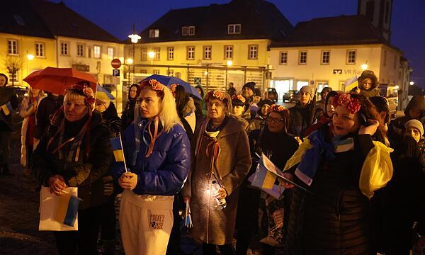 Auch einige  Stadtsteinacher begleiteten den Zug zum Rathaus.