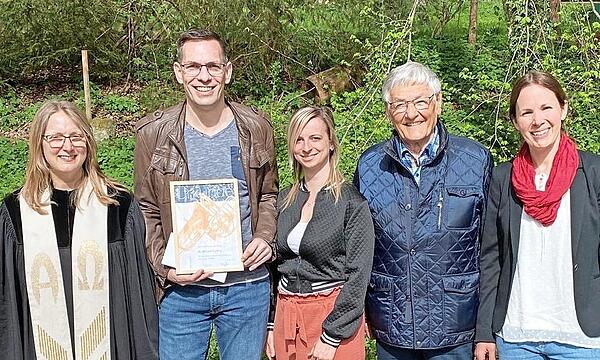 Bei der Auszeichnung (v. l.): Pfarrerin Carina Knoke, Andreas Ledig, Obfrau Sina Zapf, Peter Schmitt und Chorleiterin Elisabeth Herteux.