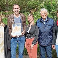Bei der Auszeichnung (v. l.): Pfarrerin Carina Knoke, Andreas Ledig, Obfrau Sina Zapf, Peter Schmitt und Chorleiterin Elisabeth Herteux.