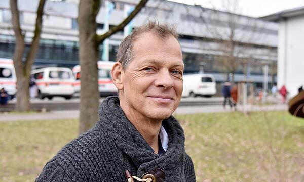 „Mir geht es unfassbar gut“, sagt Michael Heiden vor dem Internistischen Zentrum des Uniklinikums Erlangen, drei Monate nach der doppelten Transplantation von Pankreas und Niere.
