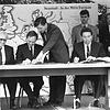 Historischer Moment in Neustadt bei Coburg: Am 1. Juli 1990 unterzeichneten die Innenminister Wolfgang Schäuble (Bundesrepublik Deutschland) und Peter-Michael Diestel (DDR) den Staatsvertrag über den Wegfall der Personenkontrollen an der innerdeut... Historischer Moment in Neustadt bei Coburg: Am 1. Juli 1990 unterzeichneten die Innenminister Wolfgang Schäuble (Bundesrepublik Deutschland) und Peter-Michael Diestel (DDR) den Staatsvertrag über den Wegfall der Personenkontrollen an der innerdeut...