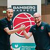 Die Bamberg Baskets spielen künftig in der 2. DBBL. Philipp Geimer, 1. Vorsitzender des Freak City Bamberg e.V. (rechts), mit dem Headcoach Samuel Gloser. Die Bamberg Baskets spielen künftig in der 2. DBBL. Philipp Geimer, 1. Vorsitzender des Freak City Bamberg e.V. (rechts), mit dem Headcoach Samuel Gloser.