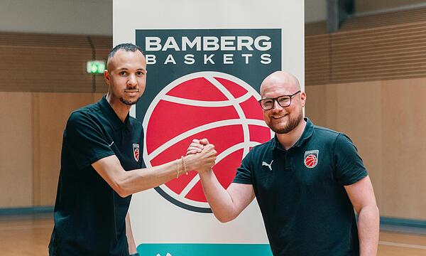 Die Bamberg Baskets spielen künftig in der 2. DBBL. Philipp Geimer, 1. Vorsitzender des Freak City Bamberg e.V. (rechts), mit dem Headcoach Samuel Gloser.