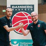 Die Bamberg Baskets spielen künftig in der 2. DBBL. Philipp Geimer, 1. Vorsitzender des Freak City Bamberg e.V. (rechts), mit dem Headcoach Samuel Gloser.