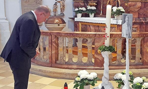 Der Bezirkstagspräsident Henry Schramm verneigt sich.