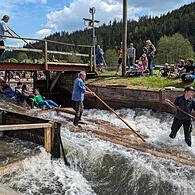 Garantiert nass werden die Teilnehmer der Floßfahrten auf der Wilden Rodach.