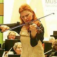 Gefeierte Solistin: Gertrud Schilde begeistert als Mozart-Interpretin beim Jubiläumskonzert der Musikfreunde Neustadt.