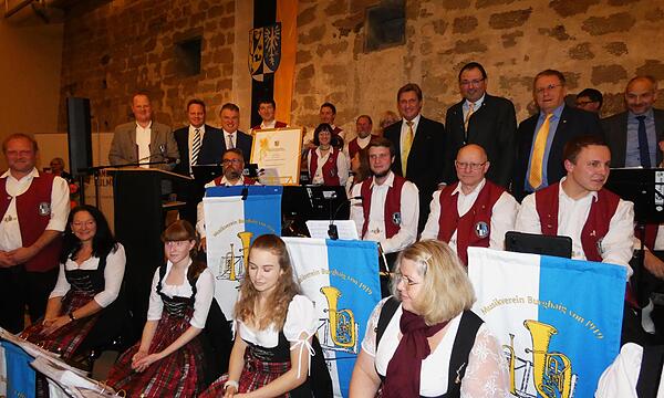 Mit dem Kulturpreis des Landkreises Kulmbach wurde der Musikverein Burghaig ausgezeichnet. Am Rednerpult (von links) Vorsitzender Martin Sack, OB Ingo Lehmann und Landrat Klaus Peter Söllner.