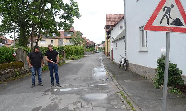 Baustellenvorbereitungen zur Straßensanierung in der Bürgermeister-Mertel-Straße