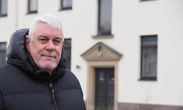 Der Appellplatz in der Hindenburg-Kaserne. Als Grenzjäger trat Norbert Tessmer 1973 seien Dienst im Bundesgrenzschutz an. Seine erste Stube befand sich im Unterkunftsgebäude hinter ihm. Der Appellplatz in der Hindenburg-Kaserne. Als Grenzjäger trat Norbert Tessmer 1973 seien Dienst im Bundesgrenzschutz an. Seine erste Stube befand sich im Unterkunftsgebäude hinter ihm.