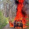 Beim Eintreffen der Feuerwehr haben meterhohe Flammen aus dem Auto geschlagen.