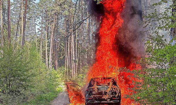 Beim Eintreffen der Feuerwehr haben meterhohe Flammen aus dem Auto geschlagen.