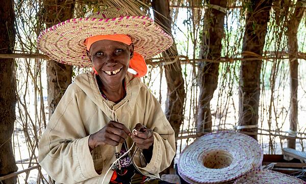 Hadija Kimati (70) ist überglücklich. Nach der Operation am Grauen Star kann sie wieder als Hutmacherin arbeiten und mit dem verdienten Geld ihre Familie versorgen.