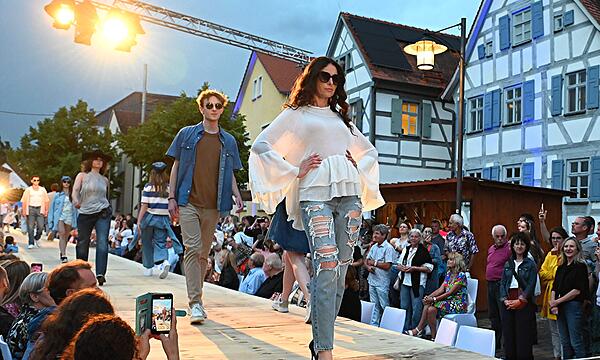 67 Amateur-Models, die von einem Profi auf den Catwalk vorbereitet wurden, präsentierten in Buttenheim diverse Levi´s Kollektionen.